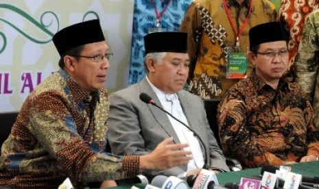 Menteri Agama Lukman Hakim (kiri) 