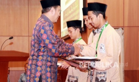 Menteri Agama Lukman Hakim (kiri) Saifuddin menyerahkan hadiah kepada pemenang Musabaqah Hafalan Hadis Nabawi, pada acara Penyerahan Hadiah Musabaqah Hafalan Alquran dan hadis Pangeran Sultan Bin Abdul Aziz Suud  (Ilustrasi)