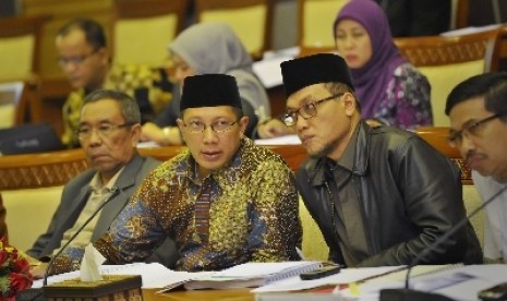  Menteri Agama Lukman Hakim mengikuti rapat kerja dengan Komisi VIII DPR membahas RUU Pengelolaan Keuangan Haji di kompleks Parlemen Senayan, Jakarta, Rabu (2/7). 