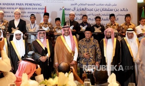 Menteri Agama Lukman Hakim Saifudddin berfoto bersama Ketua Dewan Komisaris Sultan Bin Abdul Aziz Alu Suud Foundation, Pangeran Khalid Bin Sultan Bin Abdul Aziz Alu Suud dan para pemenang beserta jajaran kedutaan Besar Arab Saudi usai acara penyerahan hadiah para pemenang Musabaqah Tahunan Hafalan Alquran dan Hadis Pangeran Sultan Bin Abdul Aziz Al Sa'ud Rahimahullah Tingkat ASEAN dan Pasifik Tahun 2017 di Jakarta, Kamis (4/5). 