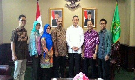 Menteri Agama Lukman Hakim Saifuddin (berbaju putih) bersama Ketua Ikapi DKI Jakarta Afrizal Sinaro (kedua dari kanan), Ketua Panitia IBF 2016 M Anis Baswedan (keempat dari kiri) dan anggota Panitia IBF 2016, di kantor Kemenag Jakarta, Jumat (6/11).