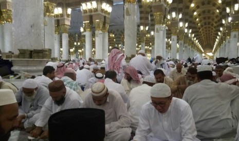 Jamaah berkumpul di Masjid Nabawi, Madinah (Ilustrasi)