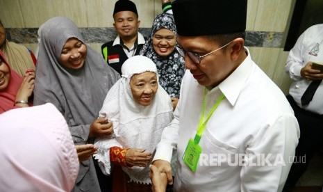 Menteri Agama Lukman Hakim Saifuddin berbincang dengan jamaah haji saat melakukan sidak di Hotel Al Murjan Royal di Sektor 6 Syisyah Raudhah, Rabu (23/8).