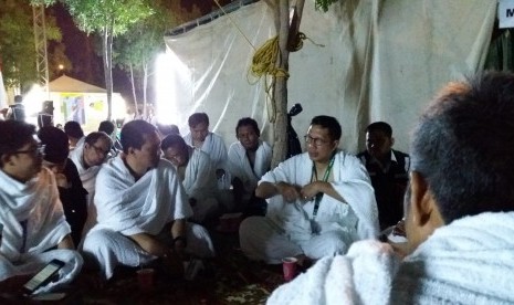 Menteri Agama, Lukman Hakim Saifuddin, berbincang dengan jurnalis Media Center Haji (MCH) di Arafah, Makkah, Arab Saudi, Sabtu (10/9) malam. (Republika/Didi Purwadi)