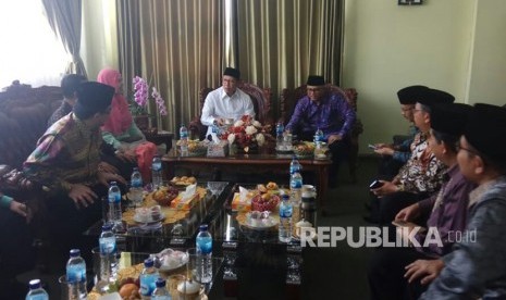 Menteri Agama Lukman Hakim Saifuddin berdialog dengan pimpinan IAIN Bukittinggi, membahas kebijakan tentang cadar yang dikeluarkan kampus, Jumat (23/3). 