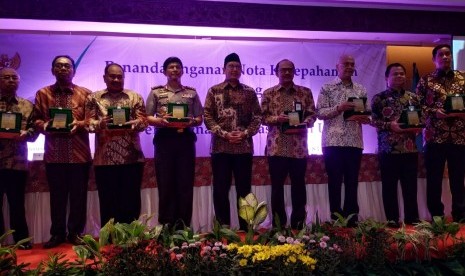 Menteri Agama Lukman Hakim Saifuddin bersama sembilan Kementerian dan Lembaga sepakat  melakukan pencegahan, pengawasan,  dan penanganan permasalahan penyelenggaraan ibadah umrah secara bersama.