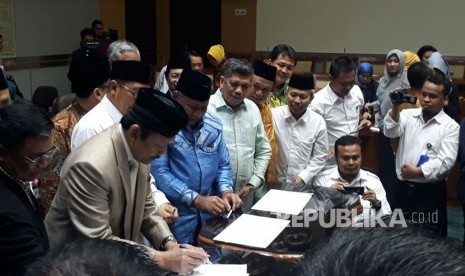 Menteri Agama, Lukman Hakim Saifuddin dan Komisi VIII DPR RI resmi mengesahkan besaran Biaya Penyelenggaraan Ibadah Haji Tahun 1439 H/2018 M di Komplek Parlemen, Senayan,  Jakarta, Senin (12/3). 