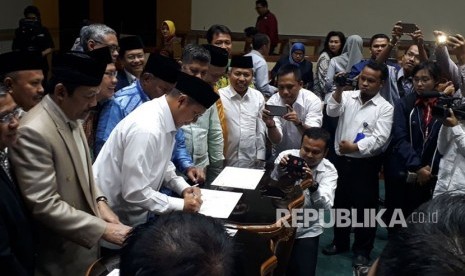 Menteri Agama, Lukman Hakim Saifuddin dan Komisi VIII DPR RI resmi mengesahkan besaran Biaya Penyelenggaraan Ibadah Haji Tahun 1439 H/2018 M di Komplek Parlemen, Senayan,  Jakarta, Senin (12/3). 