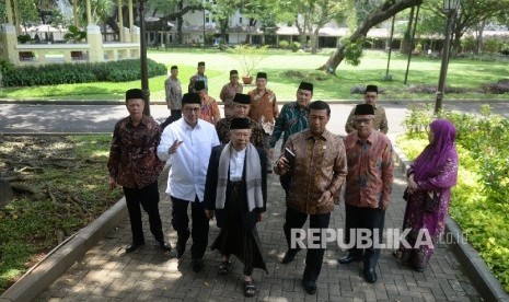 Menteri Agama Lukman Hakim Saifuddin (dari kiri), Ketua Umum MUI KH Ma'ruf Amin, Menkopolhukam Wiranto, Kua Umum PP Muhammadiyah Haedar Nashirusai pertemuan bersama Presiden Joko Widodo di Istana Merdeka, Jakarta, Selasa (1/11). (Republika/ Wihdan)