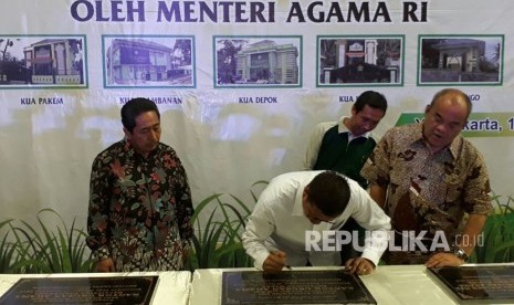 Menteri Agama, Lukman Hakim Saifuddin menandatangi prasasti gedung balai nikah dan manasik haji (Ilustrasi)