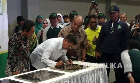 Menteri Agama, Lukman Hakim Saifuddin, didampingi Wakil Gubernur DIY Sri Paduka Paku Alam X, meresmikan 10 balai nikah dan manasik haji KUA Kecamatan di DIY.  Peresmian dilakukan di GOR Universitas Negeri Yogyakarya (UNY), bertepatan pelaksanaan Gebyar Kerukunan Kanwil Kemenag DIY. Senin (18/12). 