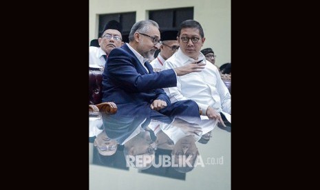 Menteri Agama Lukman Hakim Saifuddin (kanan) berbincang dengan Duta Besar Inggris untuk Indonesia Moazzam Malik (kiri) saat pelatihan literasi keagamaan di Balai Diklat Kegamaan, Bandung, Jawa Barat, Rabu (28/11/2018).