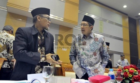 Menteri Agama Lukman Hakim Saifuddin (kanan) berbincang dengan Irjen Kemenag M Jasin (kiri) saat mengikuti rapat kerja dengan Komisi VIII DPR di Kompleks Parlemen, Senayan, Jakarta, Rabu (9/9).  (Republika/Rakhmawaty La'lang)