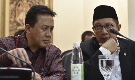 Menteri Agama Lukman Hakim Saifuddin (kanan) berbincang dengan Kepala Barekraf Triawan Munaf sebelum mengikuti rapat terbatas tentang pembentukan bank wakaf di Kantor Presiden, Jakarta, Rabu (25/1). 