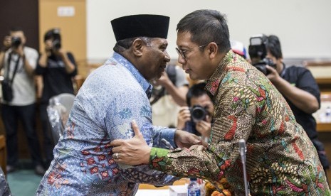 Menteri Agama Lukman Hakim Saifuddin (kanan) berjabat tangan dengan Ketua Komisi VIII DPR M. Ali Taher (kiri) sebelum rapat kerja di Kompleks Parlemen Senayan, Jakarta, Selasa (18/4).