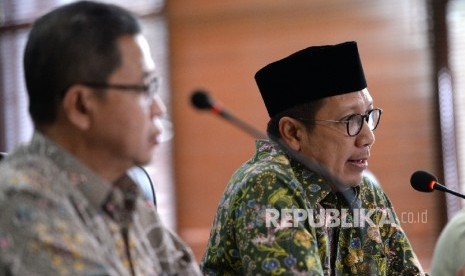 Menteri Agama Lukman Hakim Saifuddin (kanan) bersama Dirjen PHU Kemenang Abdul Jamil memberikan keterangan pers terkait pelunasan biaya penyelenggaraan ibadah hai (BPIH) reguler 1438H 2017 di Kementerian Agama, Jakarta, Jumat (7/4). 