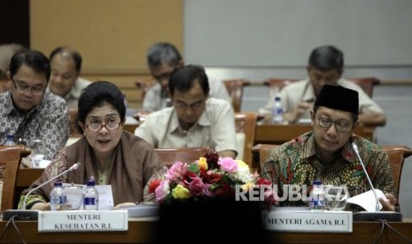 Menteri Agama Lukman Hakim Saifuddin (kanan)bersama Menteri Kesehatan Nila Farid Moeloek (kiri)menghadiri rapat kerja dengan Komisi VIII DPR RI di Kompleks Parlemen, Jakarta, Senin (16/1).