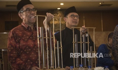 Menteri Agama Lukman Hakim Saifuddin (kanan) bersama Sekjen Kemenag Nur Syam (kiri) membunyikan angklung dalam pembukaan Rapat Kerja Nasional (Rakernas) Kementerian Agama tahun 2018 di Jakarta, Senin (29/1). 