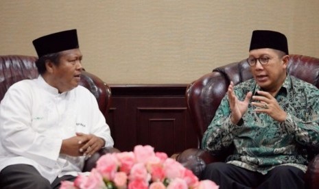 Menteri Agama, Lukman Hakim Saifuddin (kanan) bersama wartawan Republika, Damanhuri Zuhri (kiri).