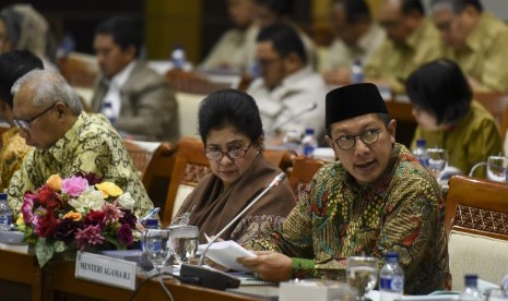 Menteri Agama Lukman Hakim Saifuddin (kanan) dan Menteri Kesehatan Nila Farid Moeloek (kedua kanan) mengikuti rapat kerja dengan Komisi VIII DPR di Kompleks Parlemen, Senayan, Jakarta, Senin (16/1).