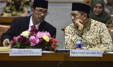 Menteri Agama Lukman Hakim Saifuddin (kanan) didampingi Duta Besar Indonesia untuk Kerajaan Arab Saudi Agus Maftuh Abegebriel (kiri) mengikuti rapat bersama Komisi VIII DPR di Komplek Parlemen Senayan, Jakarta, Kamis (21/4).