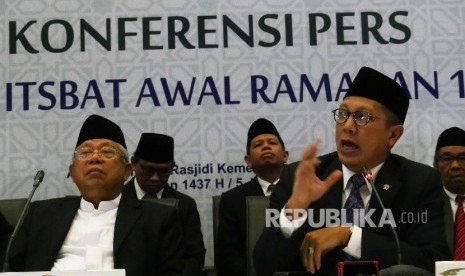 Menteri Agama Lukman Hakim Saifuddin (kanan) didampingi Ketua MUI Pusat Ma’ruf Amin memberikan keterangan pers mengenai sidang Itsbat awal Ramadhan, Ahad (5/6) malam di Jakarta. (Republika / Darmawan)