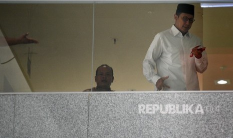 Menteri Agama Lukman Hakim Saifuddin (kanan) meninggalkan ruangan seusai menjalani pemeriksaan di kantor KPK, Jakarta, Kamis (23/5/2019).