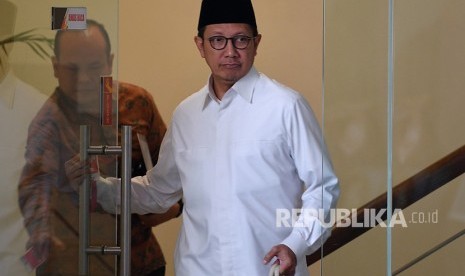 Menteri Agama Lukman Hakim Saifuddin (kanan) meninggalkan ruangan seusai menjalani pemeriksaan di kantor KPK, Jakarta, Kamis (23/5/2019).