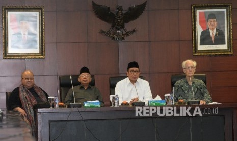 Menteri Agama Lukman Hakim Saifuddin (kedua kanan), bersama Ketum MUI KH Ma'ruf Amin (kedua kiri), Perwakilan STFT Driyarkarya Franz Magnis Suseno (kanan), dan Tokoh Tionghoa Jaya Suprana saat pertemuan bersama para tokoh agama terkait pilkada serentak 201