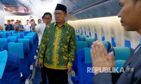 Menteri Agama Lukman Hakim Saifuddin (kedua kanan) didampingi Direktur Utama Garuda Indonesia Pahala Nugraha Mansury (ketiga kanan) meninjau Mock Up Pesawat Garuda usai peresmian di Asrama Haji Sudiang, Makassar, Sulawesi Selatan, Rabu (12/6). 