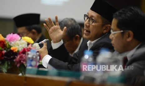  Menteri Agama Lukman Hakim Saifuddin (kedua kanan) memberikan pemaparan saat menghadiri rapat kerja bersama Komisi VIII DPR RI di Gedung Nusantara II, Kompleks Parlemen Senayan, Jakarta Pusat, Senin, (29/8). 