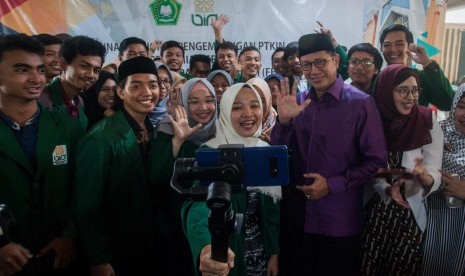 Menag Resmikan Gedung FEBI: Menteri Agama Lukman Hakim Saifuddin (kedua kanan) membuat video vlog bersama sejumlah mahasiswa saat meresmikan gedung Fakultas Ekonomi dan Bisnis Islam (FEBI) Universitas Islam Negeri (UIN) Sunan Kalijaga, Yogyakarta, Senin (4/3/2019).