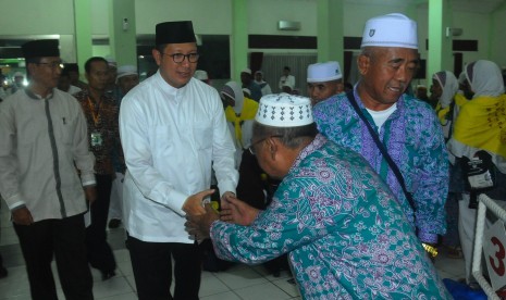 Menteri Agama Lukman Hakim Saifuddin (kedua kiri) bersalaman dengan jamaah haji asal Kabupaten Tegal yang telah tiba di tanah air di Asrama Haji Donohudan, Boyolali, Jawa Tengah, Minggu (18/9) malam. 