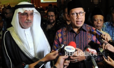 Menteri Agama Lukman Hakim Saifuddin (kedua kiri) bersama dengan Duta Besar Arab Saudi untuk Indonesia Musthafa Ibrahim Mubarak (kiri) menjawab pertanyaan wartawan usai acara Penyerahan Hadiah Musabaqah Hafalan Al-quran dan Hadis Tingkat Nasional, Pangeran