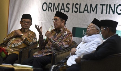 Menteri Agama Lukman Hakim Saifuddin (kedua kiri) bersama Ketua Umum MUI Ma'ruf Amin (kedua kanan), Sekjen PP Muhammadiyah Abdul Mu'ti (kiri), dan Direktur Penais Kemenag Khoiruddin (kanan) menjadi pembicara dalam Dialog Pimpinan, Tokoh Ormas Islam Tingkat Nasional di Jakarta, Jumat (9/6). 