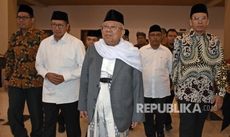 Menteri Agama Lukman Hakim Saifuddin (kedua kiri) bersama Ketua Majelis Ulama Indonesia (MUI) Ma'ruf Amin (tengah), Gubernur NTB TGB Zainul Majdi (kanan) dan Ketua Forum Zakat Nur Effendi (kiri) menghadiri Musyawarah Nasional (Munas) ke VIII Forum Zakat di Mataram, NTB, Kamis (1/2). 