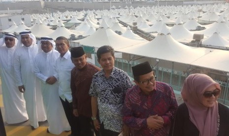 Menteri Agama Lukman Hakim Saifuddin (ketiga dari kiri) bersama Direktur Pelayanan Haji Luar Negeri Kementerian Agama Sri Ilham Lubis saat meninjau pendingin udara baru di Mina.