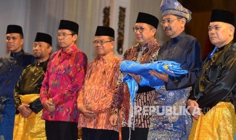 Menteri Agama Lukman Hakim Saifuddin (ketiga kanan) bersama bersama Gubernur Nusa Tenggara Barat TGH M. Zainul Majdi (ketiga kiri) dan PLT Gubernur Sumatera Utara Tengku Erry Nuradi (kedua kiri) berfoto bersama usai menerima bendera MTQ saat menghadiri pen