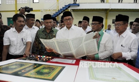 Menteri Agama Lukman Hakim Saifuddin (ketiga kanan) melihat proses percetakan perdana mushaf Al quran Standar Indonesia (Ilustrasi)