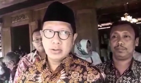 Menteri Agama, Lukman Hakim Saifuddin (kiri)