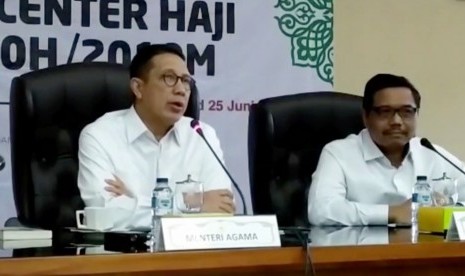 Menteri Agama, Lukman Hakim Saifuddin (Kiri)