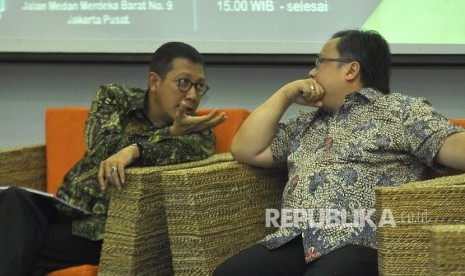 Menteri Agama Lukman Hakim Saifuddin (kiri) berbincang dengan Menteri PPN/Kepala Bappenas Bambang Brodjonegoro (kanan) saat acara diskusi Forum Merdeka Barat Sembilan di gedung Kemkoinfo, Jakarta, Sabtu (5/8).