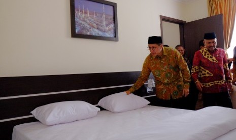 Menteri Agama Lukman Hakim Saifuddin (kiri) bersama anggota DPR Syamsu Niang (kanan) meninjau fasilitas gedung baru Asrama Haji Sudiang, Makassar, Sulawesi Selatan, Rabu (5/4).