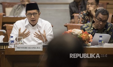 Menteri Agama Lukman Hakim Saifuddin (kiri) memaparkan program kerja saat rapat kerja Komisi VIII DPR di Kompleks Parlemen Senayan, Jakarta, Kamis (13/7).