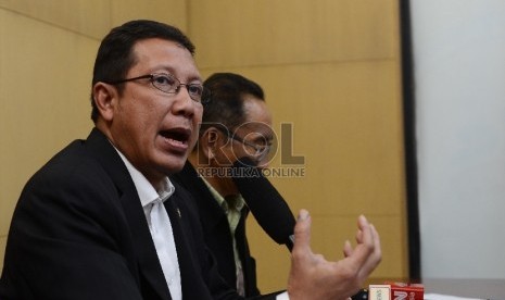 Menteri Agama Lukman Hakim Saifuddin (kiri) memberikan keterangan kepada media terkait pembahasan pertemuan di Gedung KPK, Jakarta, Kamis (5/11).