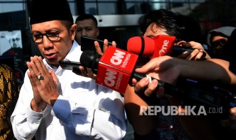 Menteri Agama Lukman Hakim Saifuddin (kiri) meninggalkan kantor KPK seusai diperiksa di Jakarta, Kamis (23/5/2019).