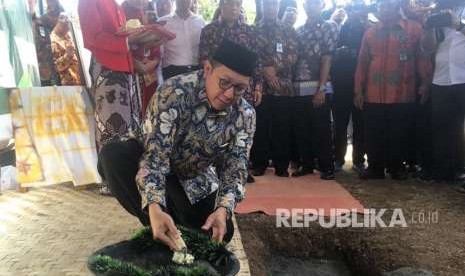 Menteri Agama Lukman Hakim Saifuddin melakukan peletakan batu pertama Gedung Madrasah International Language Centre (MILC) di Kompleks Madrasah Aliyah Negeri (MAN) 4 Bantul, Rabu (10/10).