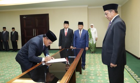 Menteri Agama Lukman Hakim Saifuddin melantik Prof Komaruddin Hidayat sebagai Rektor Universitas Islam Internasional Indonesia (UIII) periode 2019-2024 di Kantor Kementerian Agama, Jakarta, Kamis (13/6).