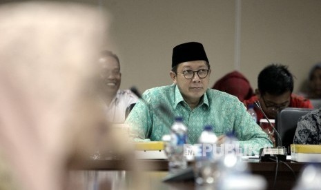  Menteri Agama Lukman Hakim Saifuddin memaparkan pandangannya saat mengikuti rapat kerja dengan Komite III DPD RI di Kompleks Parlemen Senayan, Jakarta, Senin (27/2).