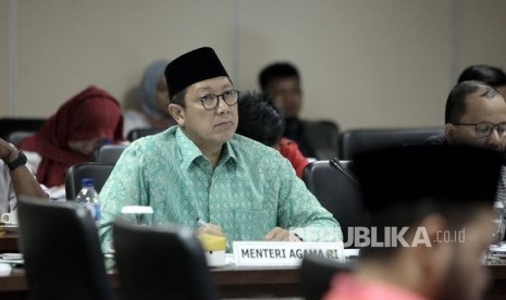 Menteri Agama Lukman Hakim Saifuddin memaparkan pandangannya saat mengikuti rapat kerja dengan Komite III DPD RI di Kompleks Parlemen Senayan, Jakarta, Senin (27/2)